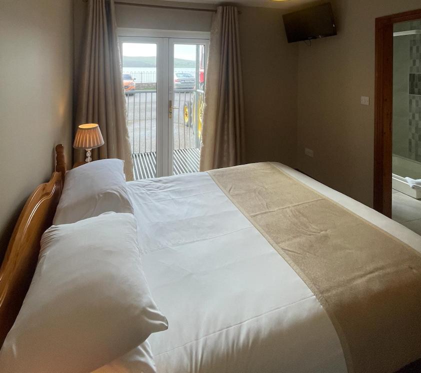 Отель Dingle Harbour Nights Экстерьер фото
